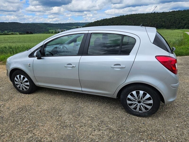 Grau Gebraucht 2013 Opel Corsa Limousine | 5.999 € (Etwas zu teuer) - Bild 1/4