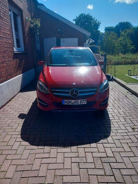 Schwarz Gebraucht 2015 Mercedes B160 Van / Kleinbus | 12.500 € - Bild 1/4
