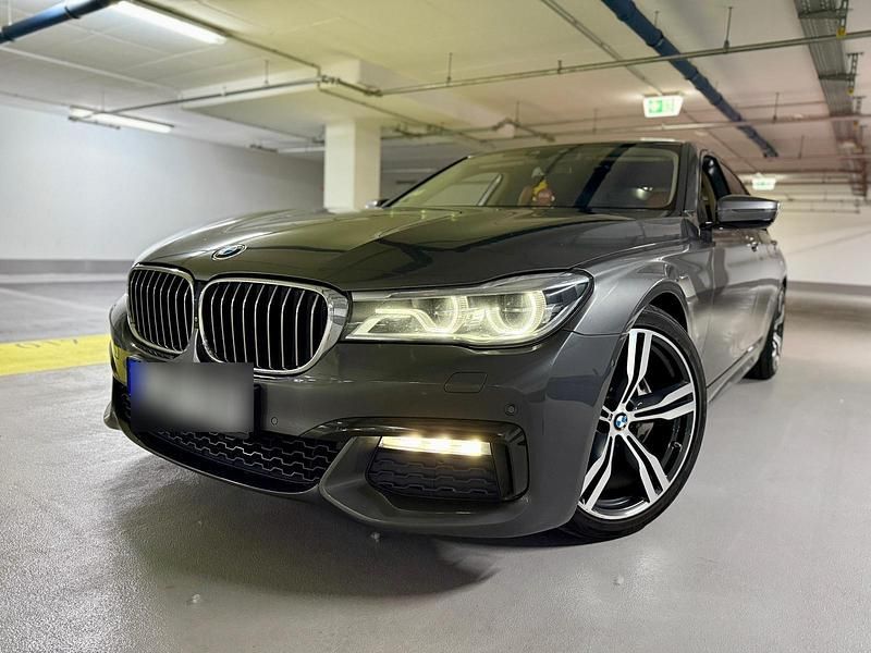 Grau Gebraucht 2017 BMW 730 M Sport Limousine | 23.900 € (Fairer Preis) - Bild 1/4