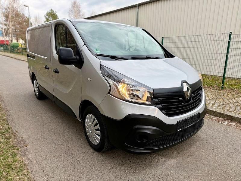 Gebraucht Renault Trafic 120 PS (88 kW) 2017 Silber Van / Kleinbus