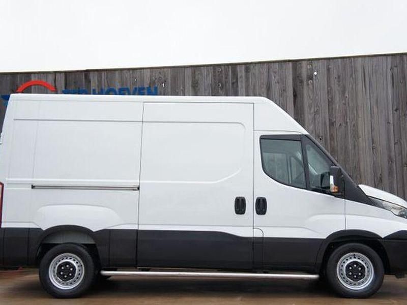 Second-hand Iveco 35.12 116 CP (85 kW) 2018 Alb Van
