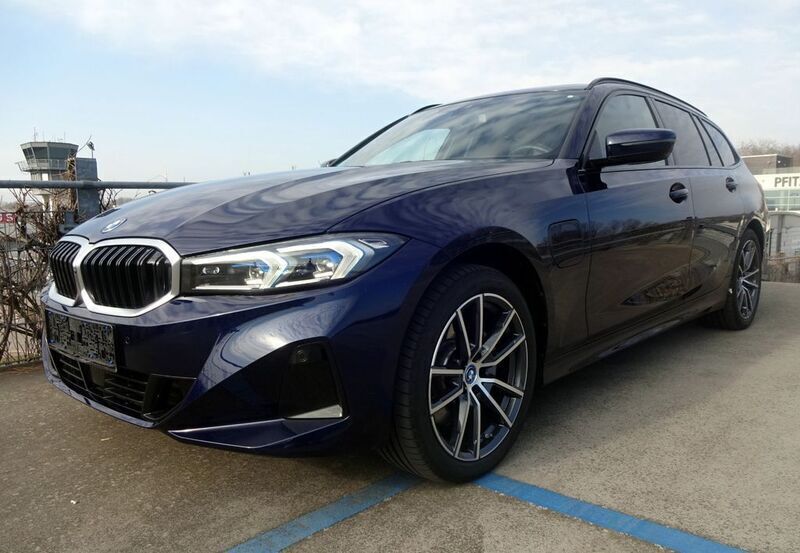 Blau Gebraucht 2024 BMW 330e Comfort Edition Kombi | 40.100 € (Superpreis) - Bild 1/4