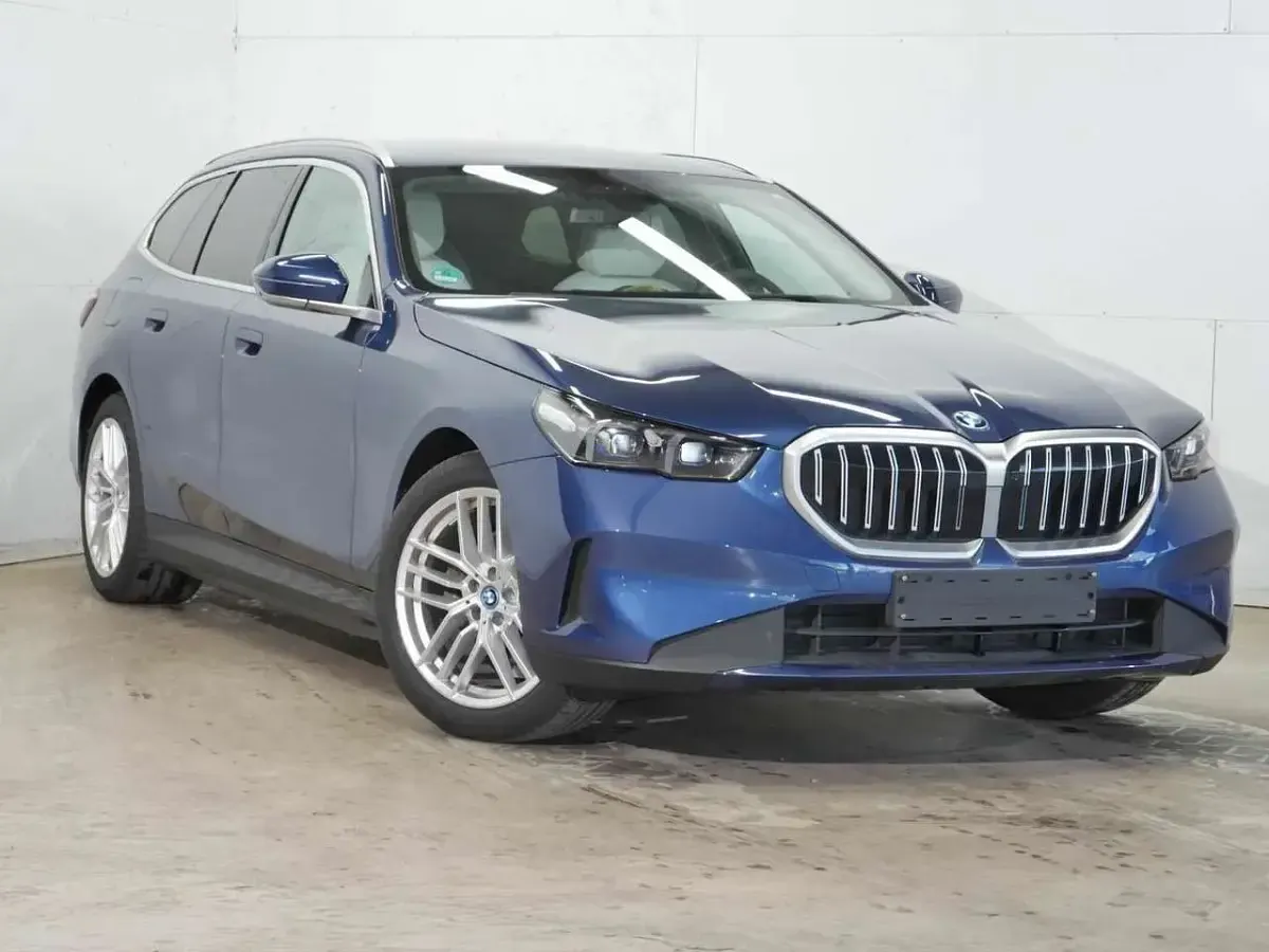 Gebraucht BMW 530e Comfort Edition 299 PS (219 kW) 2024 Blau Kombi