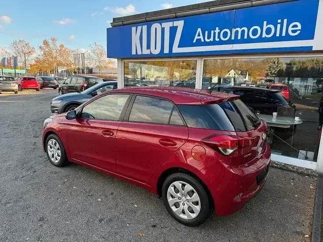 Gebraucht Hyundai i20 101 PS (74 kW) 2016 Rot Kleinwagen