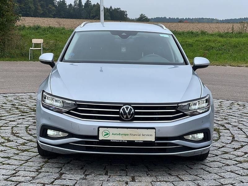 Silber Gebraucht 2023 VW Passat Limousine | 26.799 € (Guter Preis) - Bild 1/4