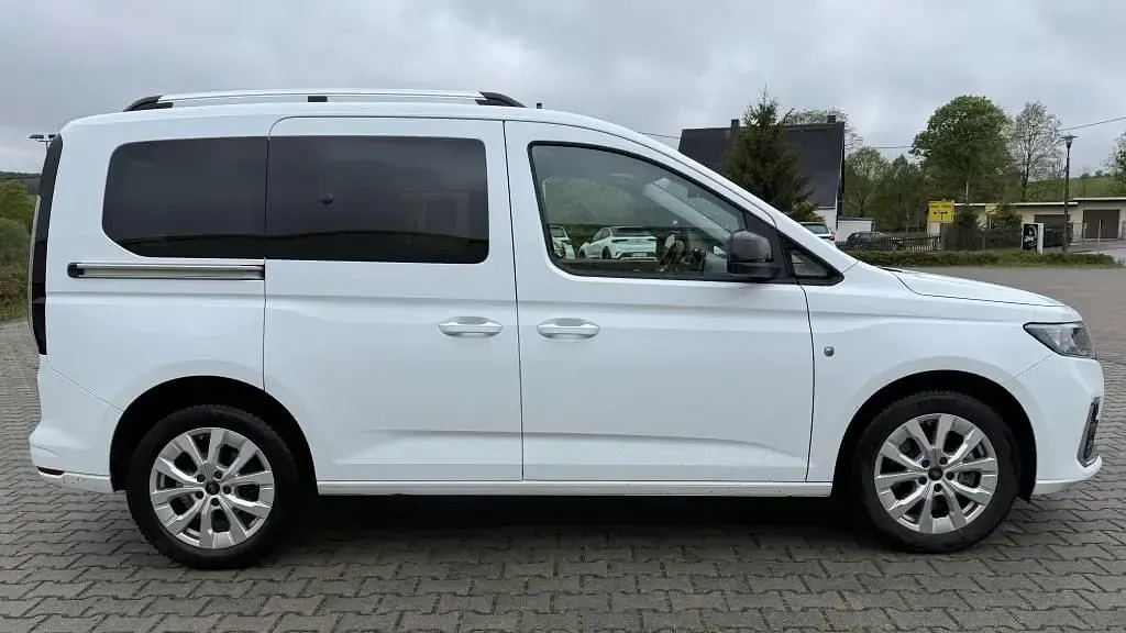 Gebraucht Ford Tourneo Connect Titanium 116 PS (85 kW) 2024 Weiß Van / Kleinbus