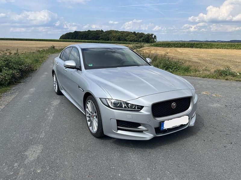 Silber Gebraucht 2018 Jaguar XE R-Sport Limousine | 18.499 € (Etwas zu teuer) - Bild 1/4