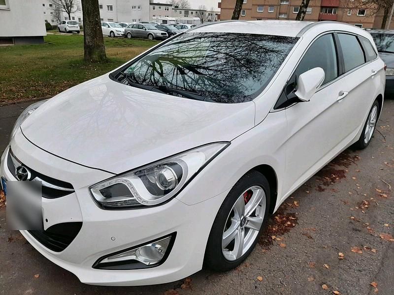 Weiß Gebraucht 2012 Hyundai i40 Kombi | 8.000 € (Teuer) - Bild 1/4