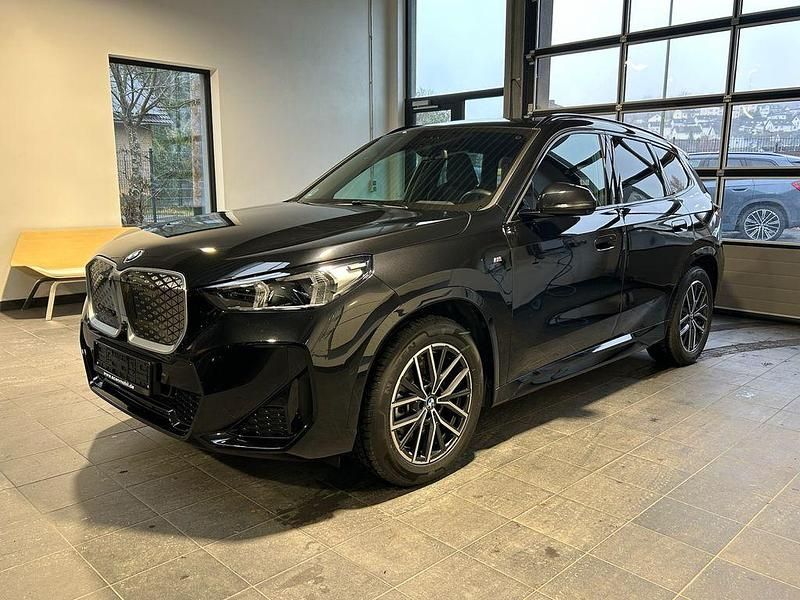 Black sapphire metallic Gebraucht 2024 BMW iX1 M Sport SUV | 46.950 € (Etwas zu teuer) - Bild 1/4