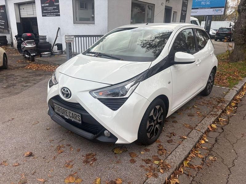 Weiß Gebraucht 2018 Toyota Aygo Connect Style Kleinwagen | 9.950 € (Fairer Preis) - Bild 1/4