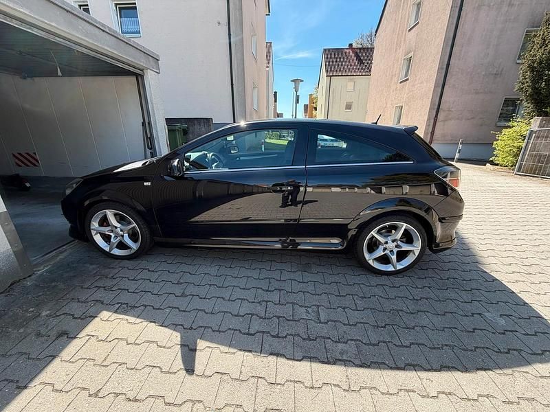 Second-hand Opel Astra 170 CP (125 kW) 2006 Negru Coupe