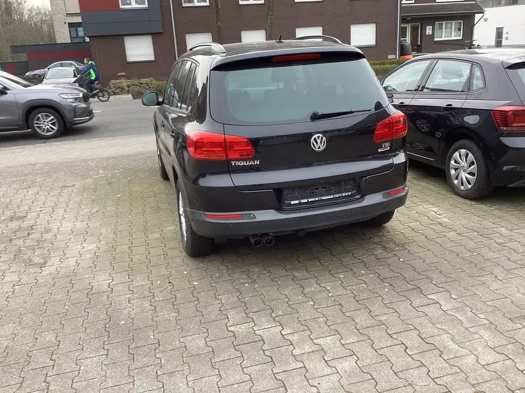 Gebraucht VW Tiguan Trendline 122 PS (89 kW) 2015 Schwarz SUV