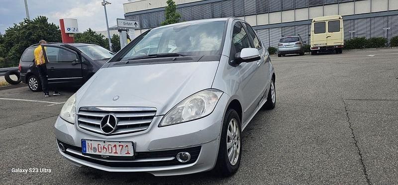 Silber Gebraucht 2009 Mercedes A180 Elegance Limousine | 2.700 € (Superpreis) - Bild 1/4