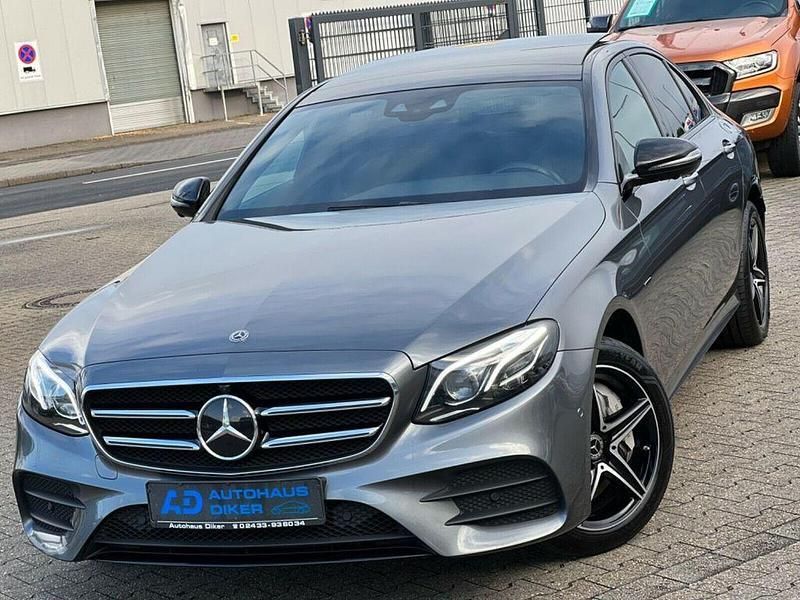 Grau metallic Gebraucht 2019 Mercedes E300 AMG line Limousine | 34.900 € - Bild 1/4