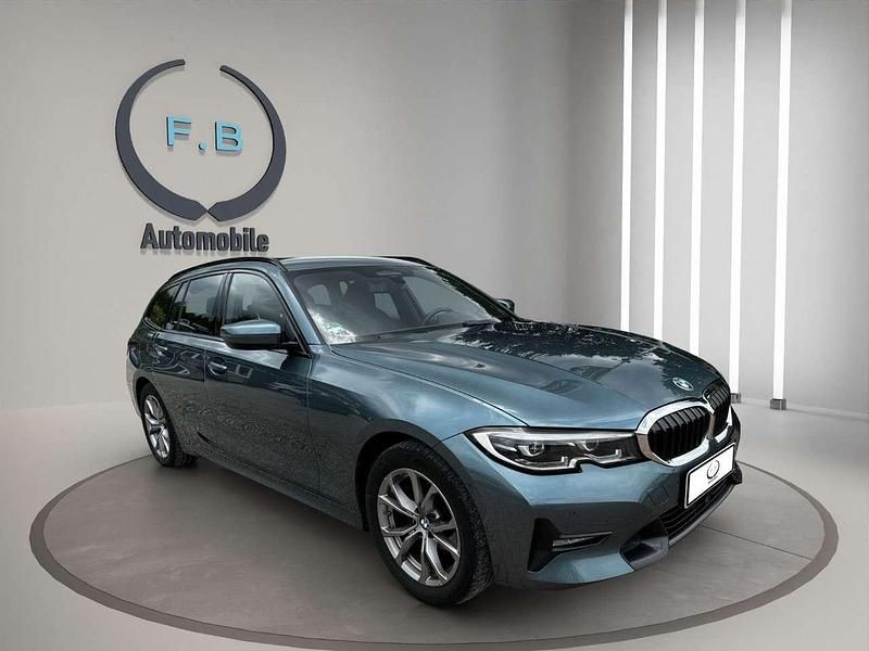 Blau Gebraucht 2021 BMW 318 Sport Line Kombi | 20.699 € (Fairer Preis) - Bild 1/4