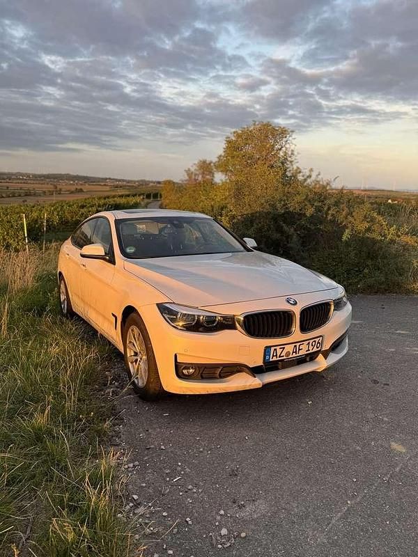 Weiß Gebraucht 2020 BMW 320 Advantage Kleinwagen | 23.000 € (Fairer Preis) - Bild 1/4