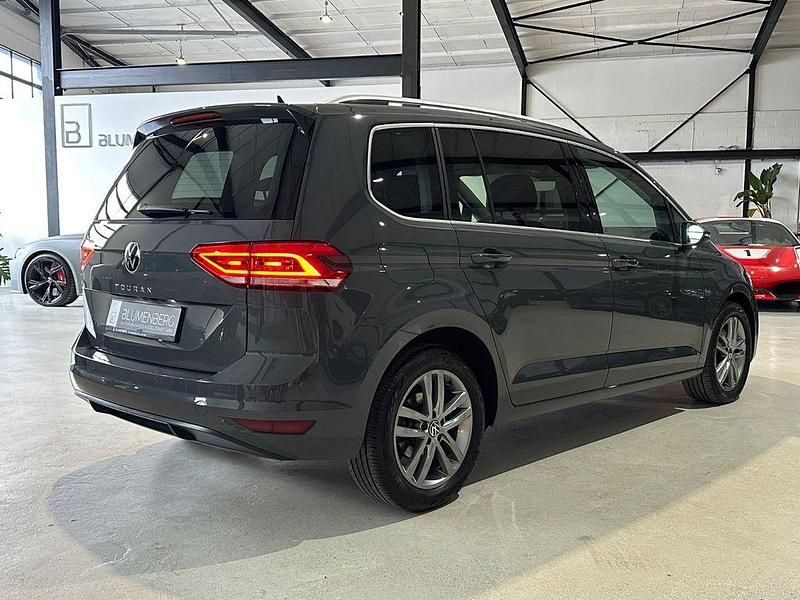 Gebraucht VW Touran Highline 150 PS (110 kW) 2022 Grau Van / Kleinbus