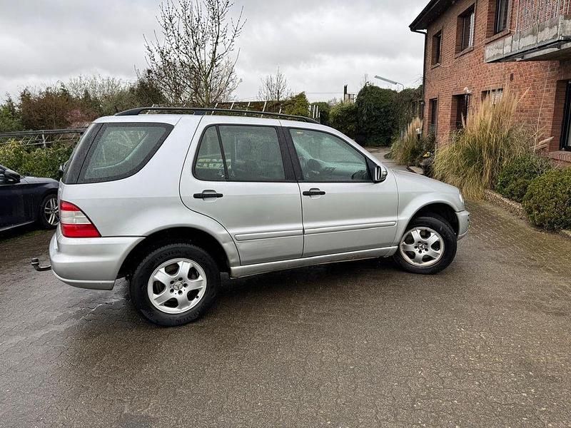 Gebraucht Mercedes ML270 163 PS (119 kW) 2004 Silber SUV