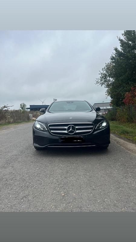 Gebraucht Mercedes E220 194 PS (142 kW) 2017 Schwarz Limousine