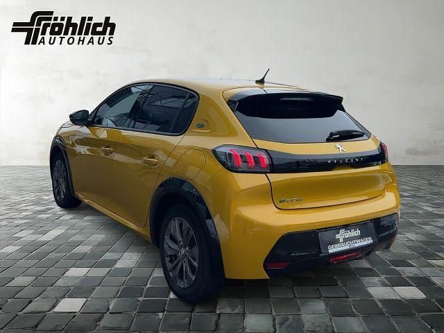 Gebraucht Peugeot e-208 Allure 100 kW (136 PS) 2023 Gelb Kleinwagen