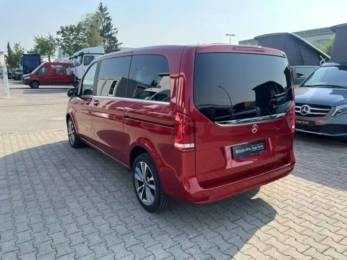 Gebraucht Mercedes V300 Avantgarde Edition 237 PS (174 kW) 2023 Hyazinthrot Van / Kleinbus