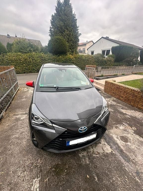Gebraucht 2017 Toyota Yaris Hybrid Limousine | 8.000 € (Guter Preis) - Bild 1/4