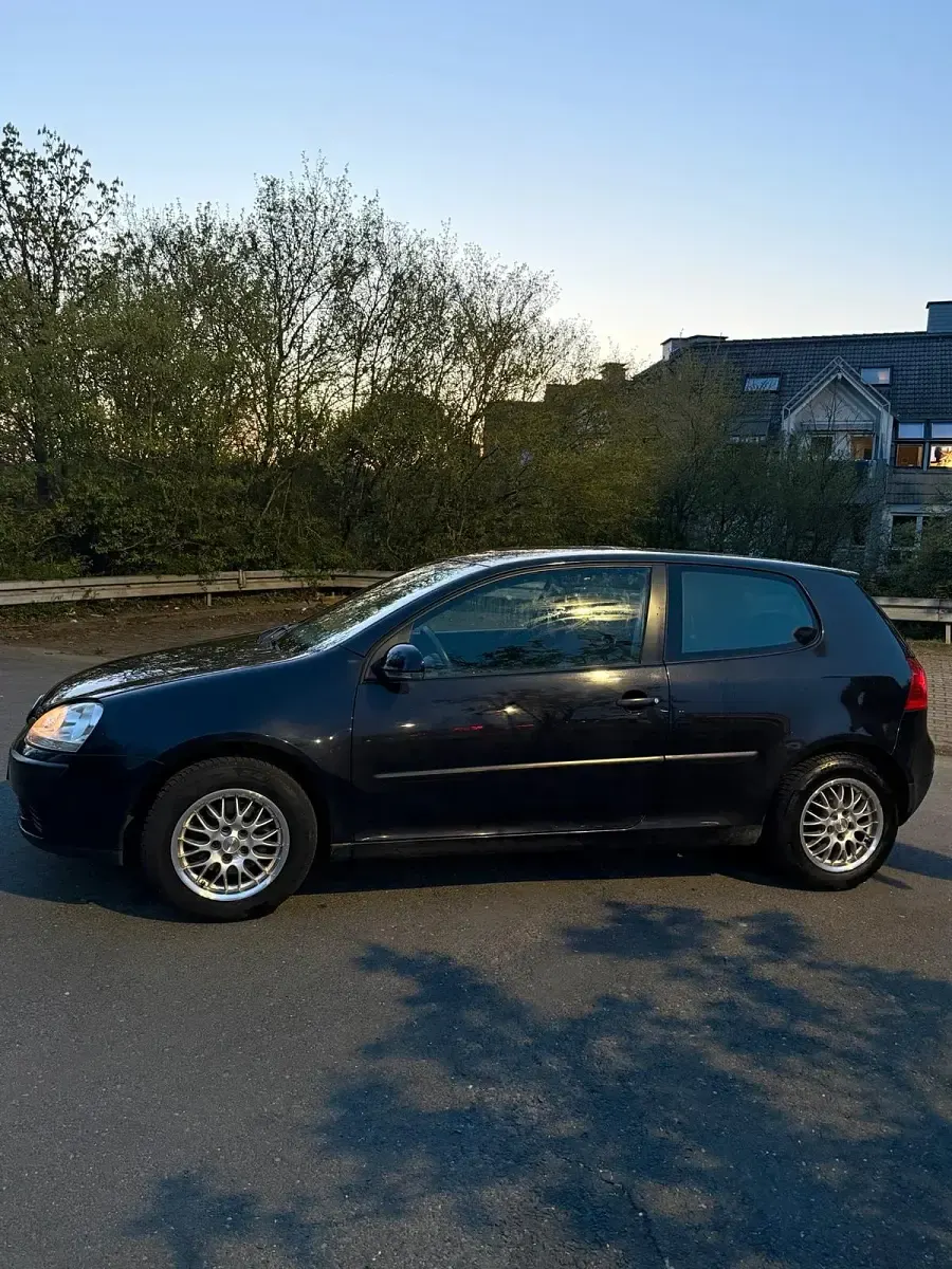 Gebraucht VW Golf V 75 PS (55 kW) 2005 Schwarz Kleinwagen