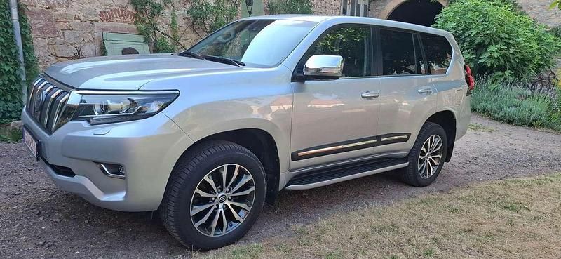 Silber Gebraucht 2018 Toyota Land Cruiser SUV | 55.500 € - Bild 1/4
