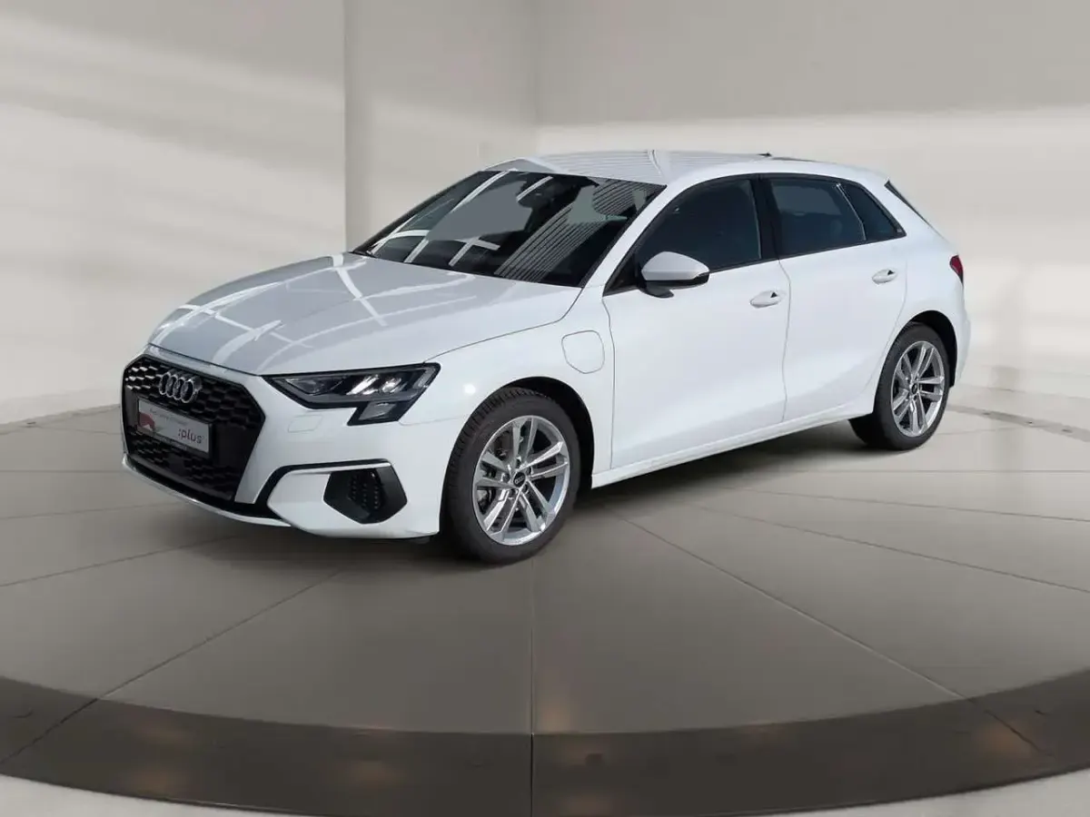 Używany Audi A3 Performance 204 KM (150 kW) 2022 Biały Sedan/Limuzyna
