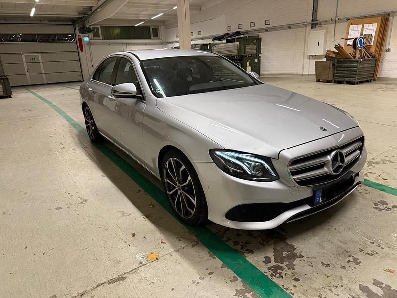 Silber Gebraucht 2017 Mercedes E200 Limousine | 18.000 € (Fairer Preis) - Bild 1/4