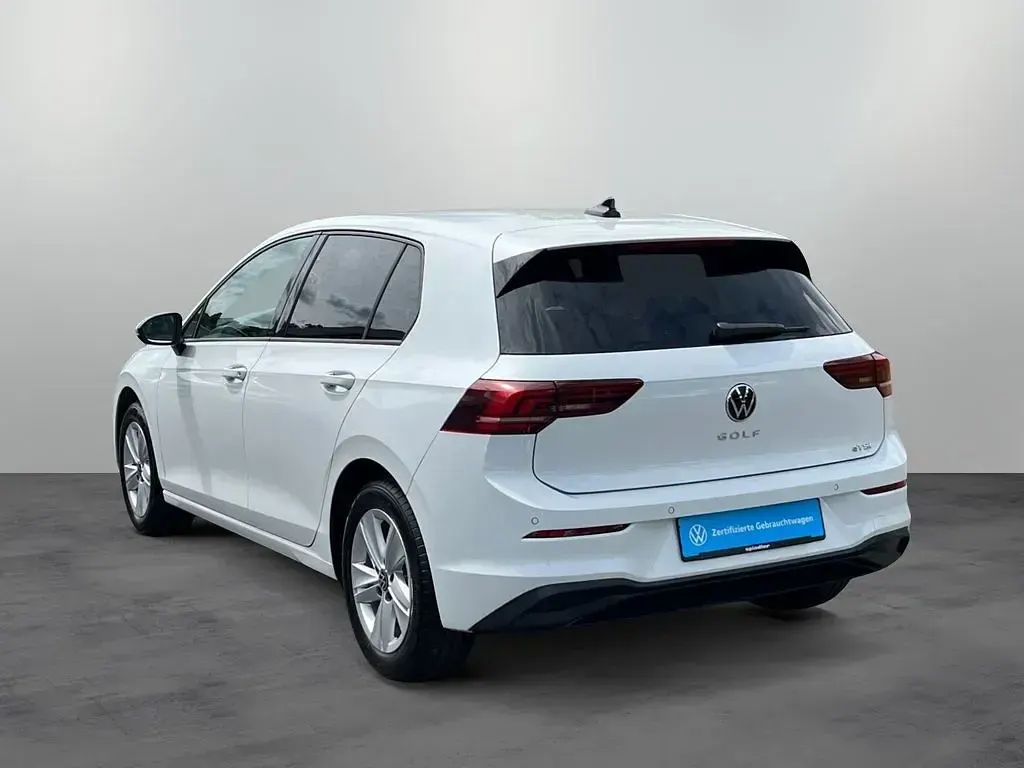 Gebraucht VW Golf VIII Life 150 PS (110 kW) 2024 Oryxweiß perlmutteffekt Limousine