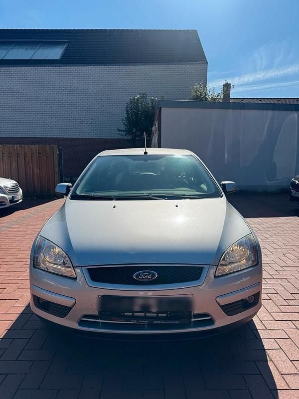 Silber Gebraucht 2007 Ford Focus Kombi | 1.650 € - Bild 1/4