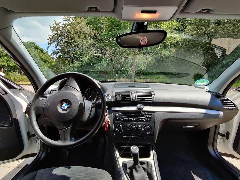 Gebraucht BMW 116 Basis 116 PS (85 kW) 2011 Weiß Kleinwagen
