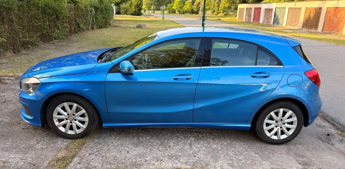 Gebraucht Mercedes A180 122 PS (89 kW) 2013 Blau Kleinwagen