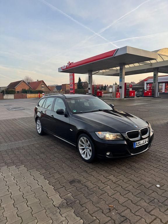 Gebraucht BMW 320 177 PS (130 kW) 2009 Schwarz Kombi