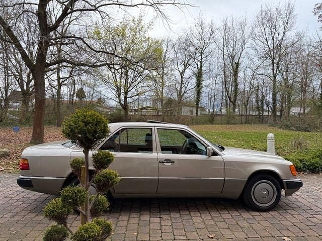 Second-hand Mercedes E250 90 CP (66 kW) 1993 Argintiu Berlinǎ