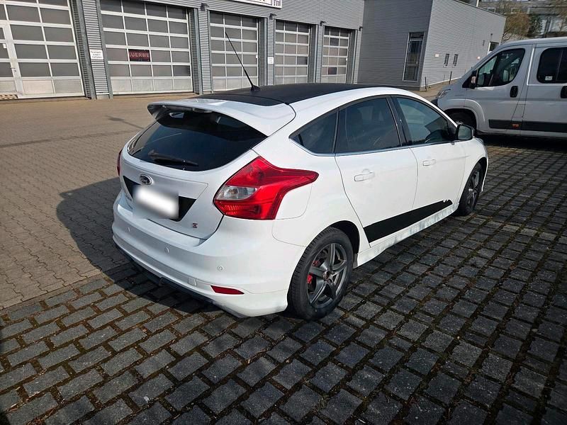 Gebraucht Ford Focus 150 PS (110 kW) 2013 Weiß Kleinwagen