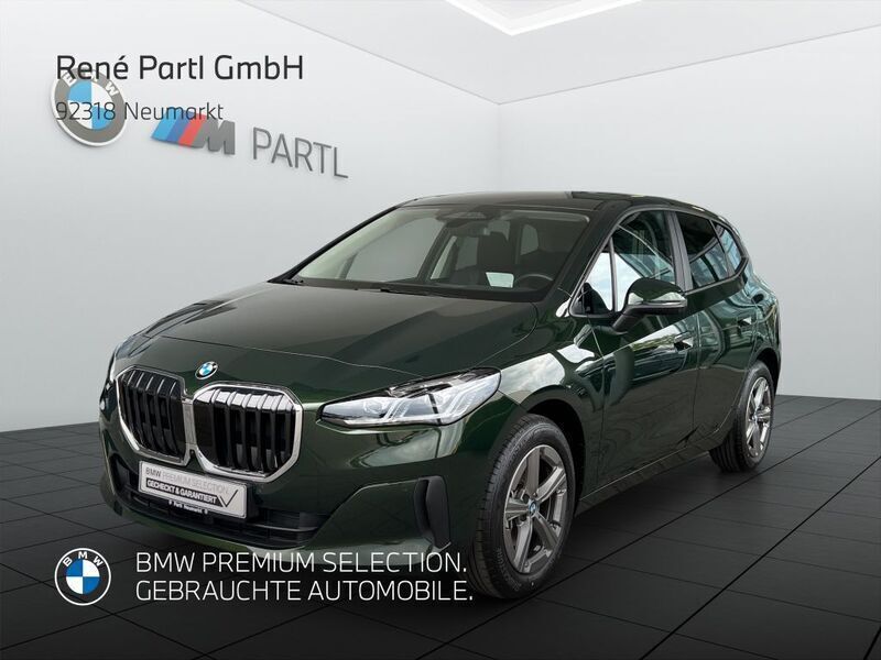 Sanremo green metallic Gebraucht 2024 BMW 218 Active Tourer Sport Line Van / Kleinbus | 32.960 € (Fairer Preis) - Bild 1/4
