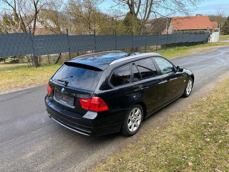 Gebraucht BMW 318 142 PS (104 kW) 2011 Schwarz Kombi