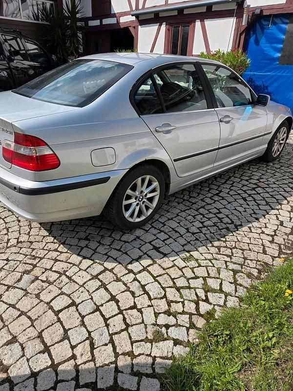 Silber Gebraucht 2002 BMW 320 Limousine | 2.600 € (Superpreis) - Bild 1/4