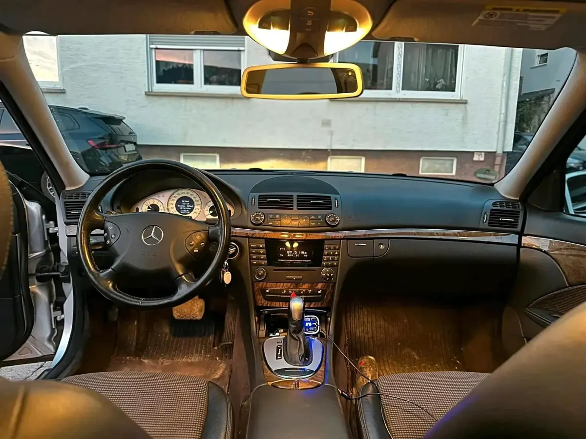 Używany Mercedes E280 237 KM (174 kW) 2005 Srebrny Sedan/Limuzyna
