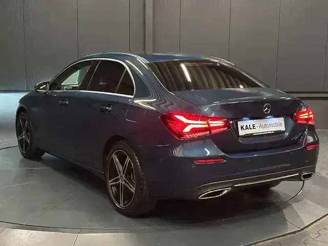 Gebraucht Mercedes A250 Progressive 224 PS (164 kW) 2021 Denimblau metallic Limousine