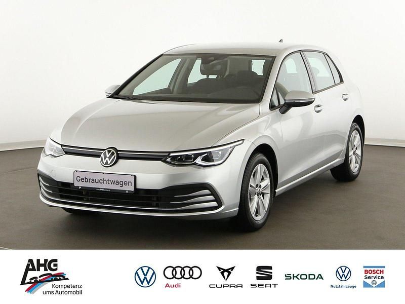 Silber Gebraucht 2023 VW Golf VIII Life Limousine | 21.025 € (Superpreis) - Bild 1/4