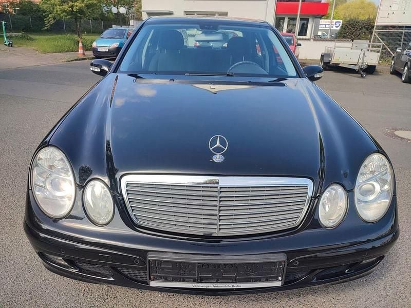 Second-hand Mercedes E200 122 CP (89 kW) 2006 Negru Berlinǎ