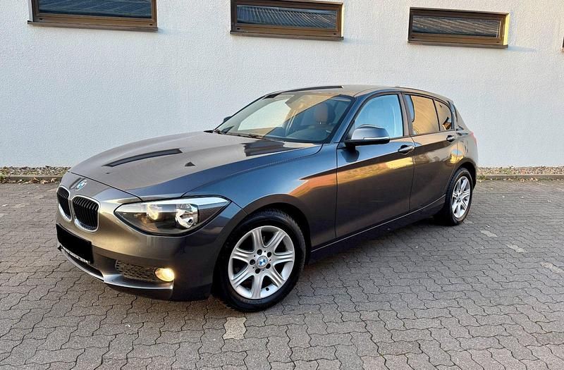 Grau Gebraucht 2012 BMW 116 Sport Line Kleinwagen | 6.650 € (Fairer Preis) - Bild 1/4