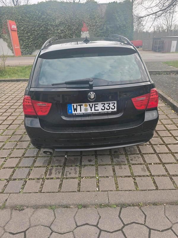 Gebraucht BMW 320 177 PS (130 kW) 2009 Schwarz Limousine