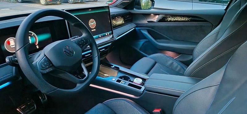 Grau Gebraucht 2024 VW Passat R-line Kombi | 41.200 € (Etwas zu teuer) - Bild 1/4