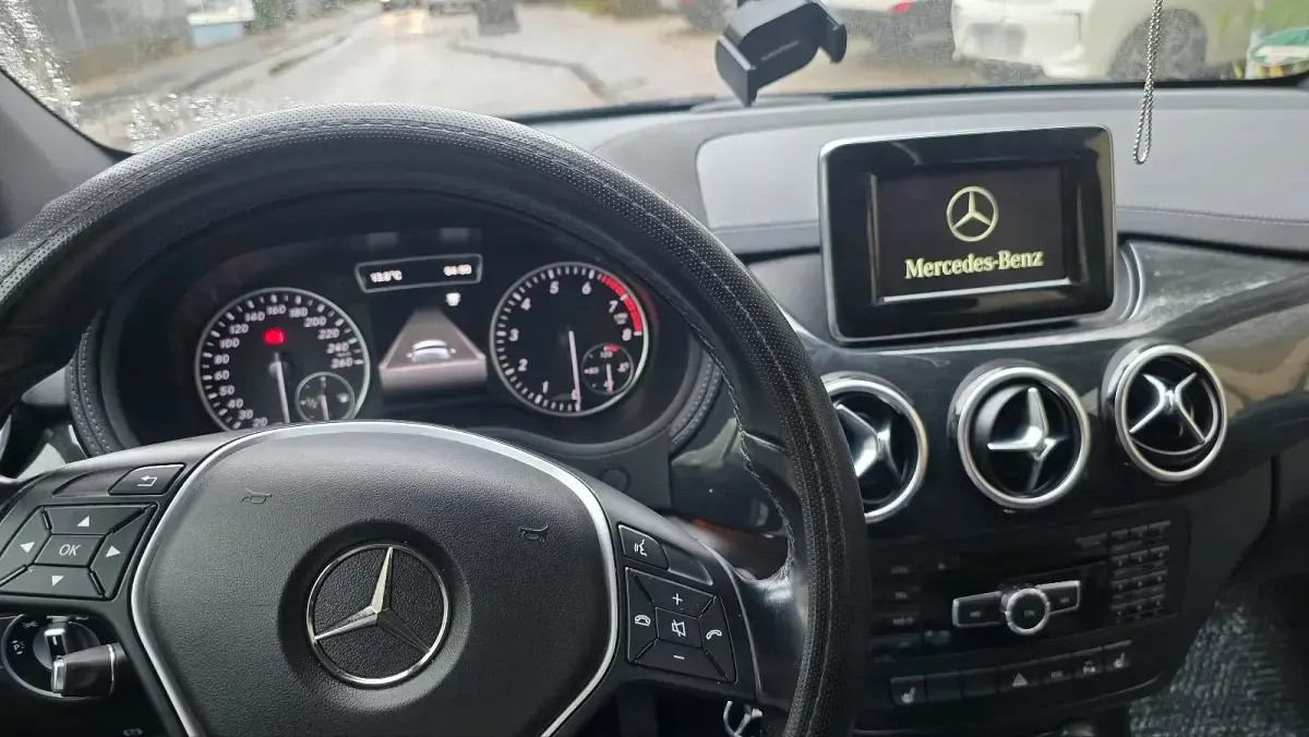 Gebraucht Mercedes B200 156 PS (114 kW) 2013 Schwarz Kleinwagen