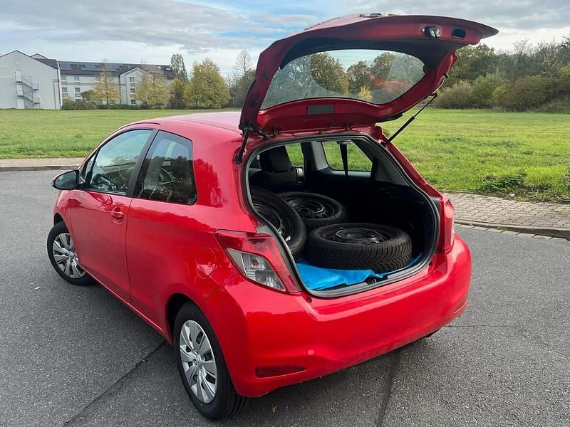 Gebraucht Toyota Yaris 69 PS (50 kW) 2012 Rot Kleinwagen