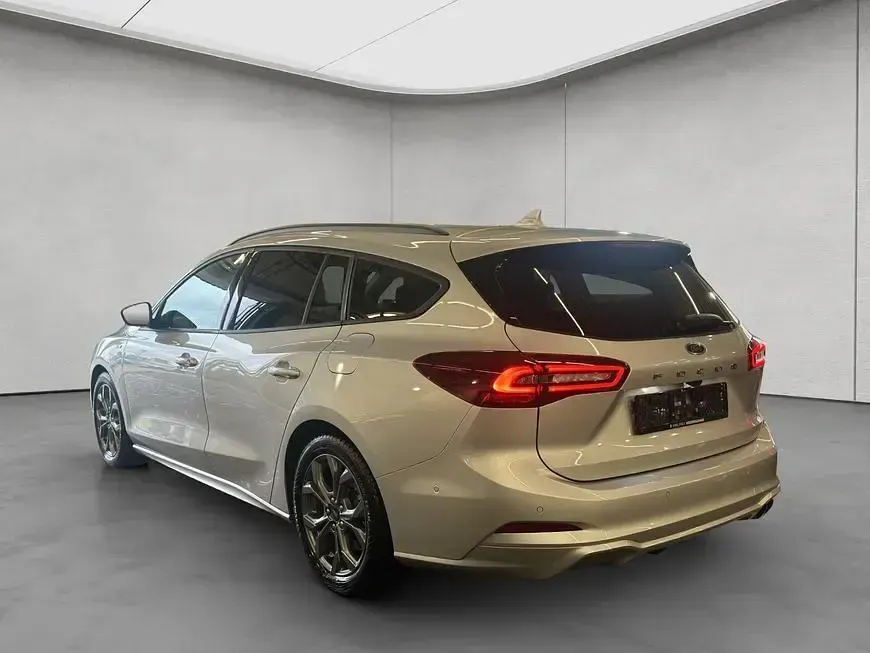 Gebraucht Ford Focus ST-Line X 155 PS (114 kW) 2024 Silber Limousine